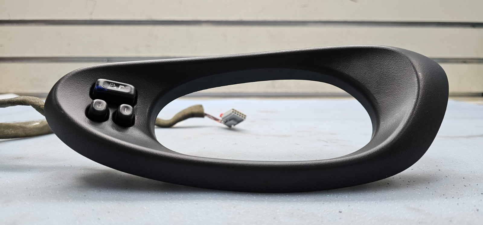 🔥02-09 TRAILBLAZER FRONT LEFT DRIVER DOOR INSIDE HANDLE BEZEL CONTROL BLACK