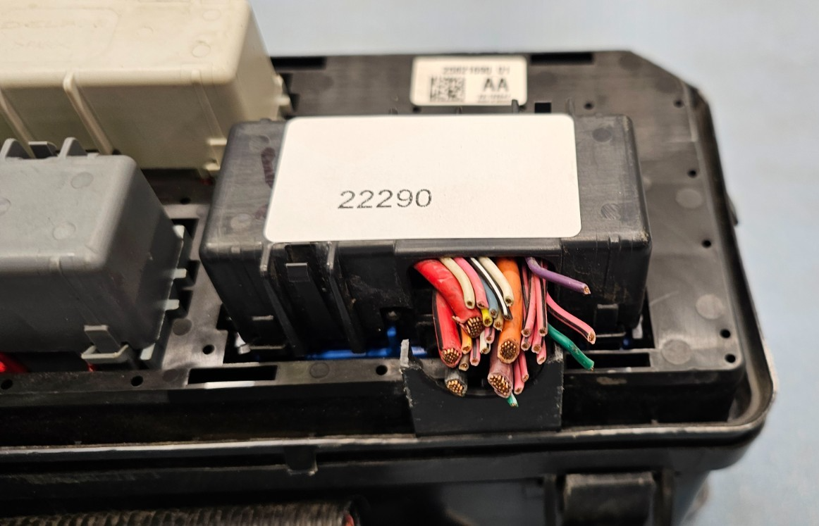 🔥2008 Lucerne DTS Engine Wiring Compartment Fuse Box Harness Junction Block
