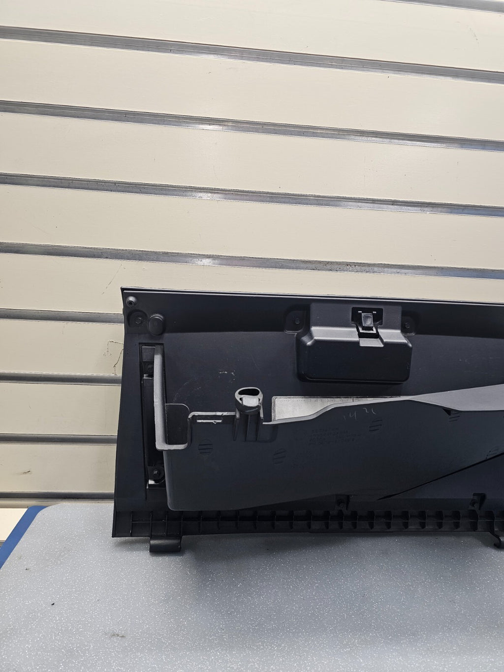 02-05 Dodge RAM 1500 2500 Dash GLOVE BOX Storage Compartment Assembly BLACK G22
