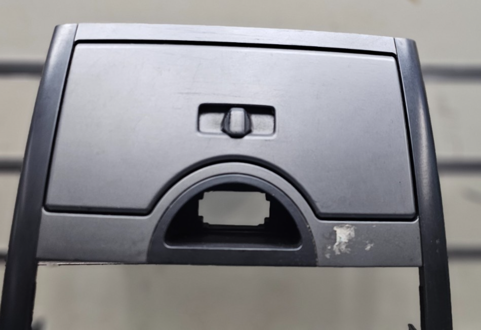 10-11 KIA SOUL PLUS CENTER DASH FM RADIO STEREO DISPLAY TRIM PANEL BEZEL GRAY