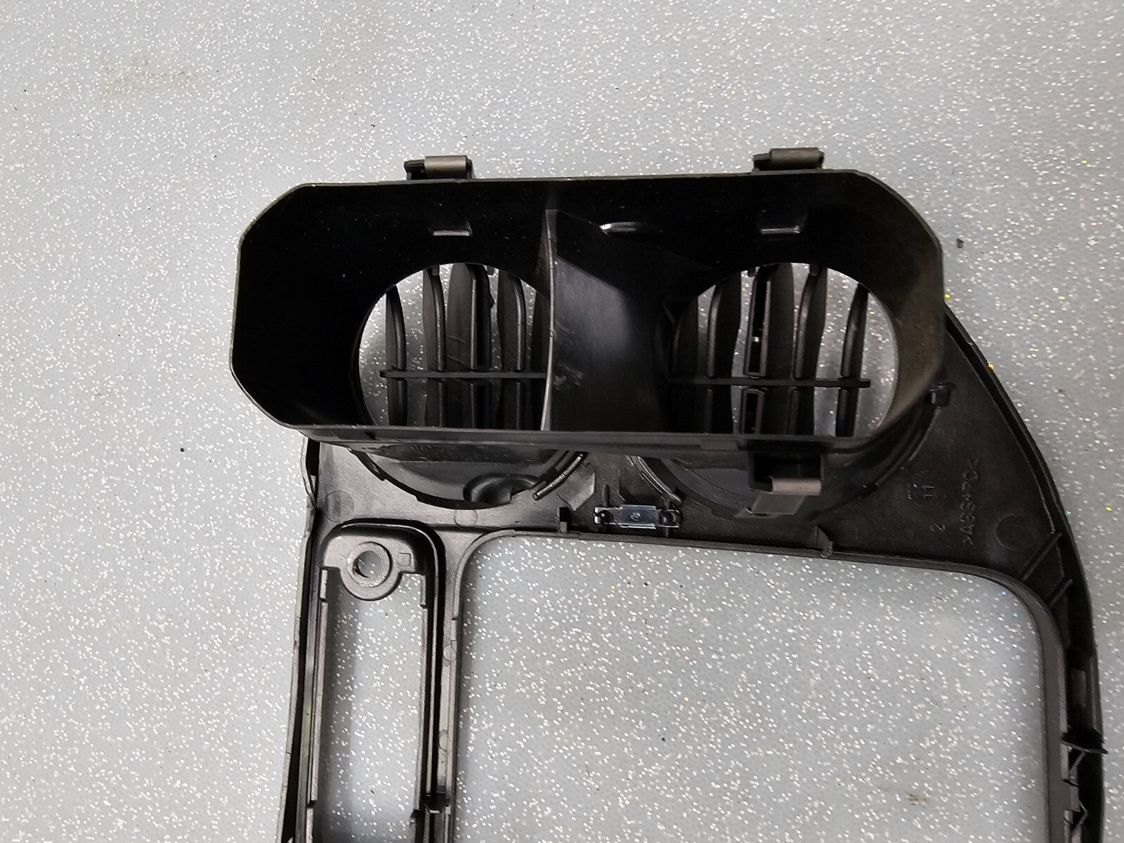 09-11 VW TIGUAN CENTER DASH RADIO SURROUND BEZEL TRIM PANEL CLIMATE CONTROL GRAY