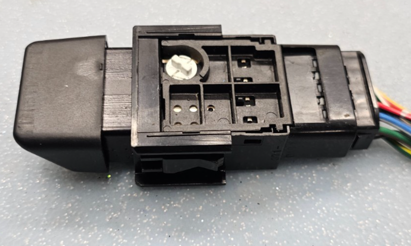 98-02 COROLLA 05-10 AVALON HAZARD EMERGENCY LIGHT SWITCH DRIVER ASSY DK BLACK