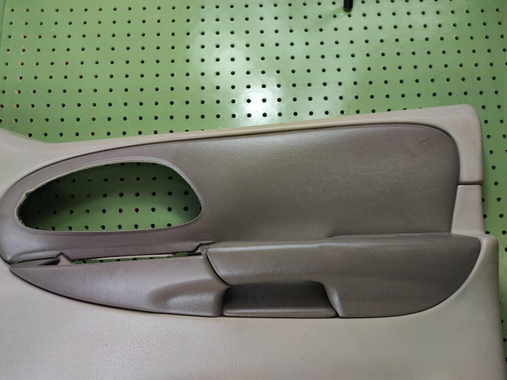 🔥2002-2009 CHEVY TRAILBLAZER Door Panel  Front RIGHT Passenger armrest TAN D8