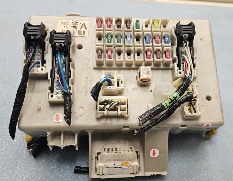 🔥03-09  Toyota 4Runner Interior Cabin Fuse Box Relay Junction Block Panel OEM