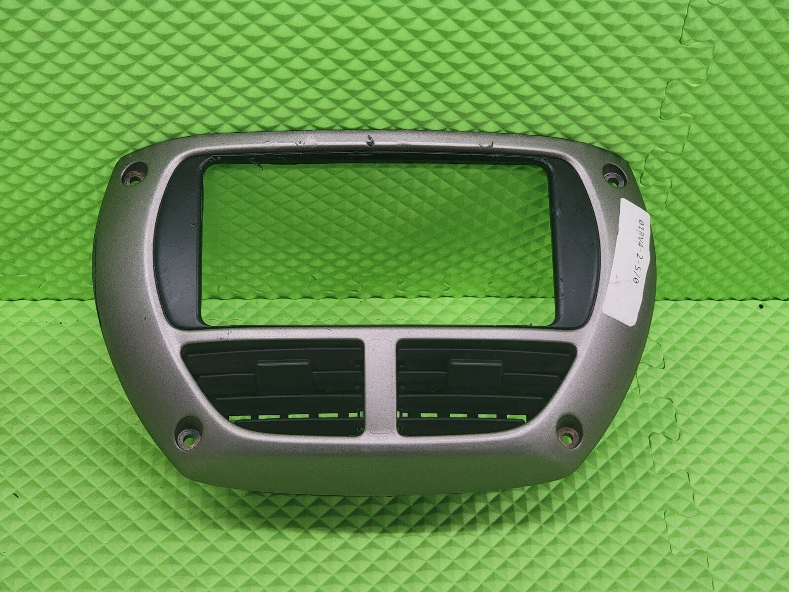 🔥2001-2003 Toyota Rav4 Center Dash Molding Trim Air Vents Radio Bezel gray B57