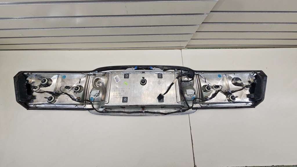 00-05 Buick LESABRE Trunk Rear Center Tail Light Brake Light Lamp Panel Assembly