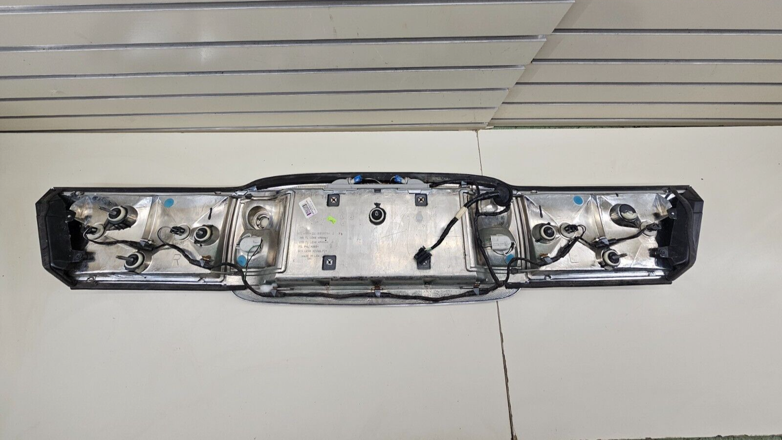 00-05 Buick LESABRE Trunk Rear Center Tail Light Brake Light Lamp Panel Assembly