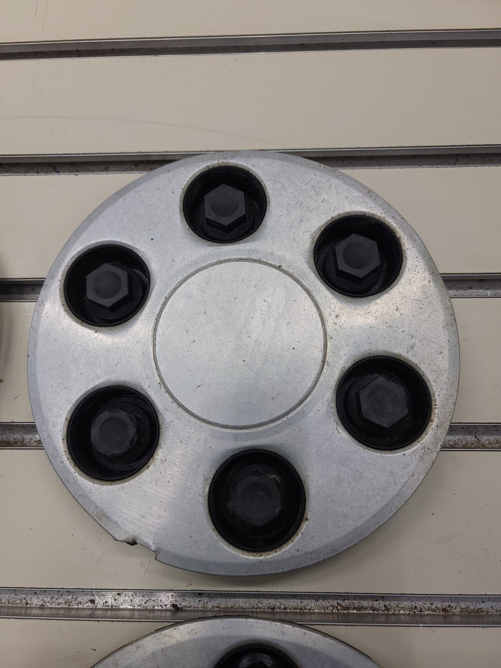 2003 -2007 Tahoe Avalanche Silverado 1500 OEM Wheel Center Cap no emblem