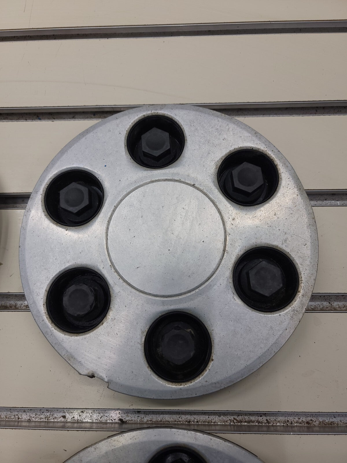 2003 -2007 Tahoe Avalanche Silverado 1500 OEM Wheel Center Cap no emblem