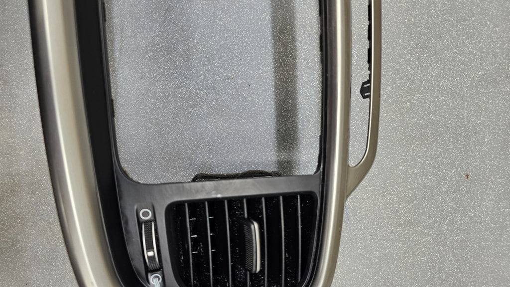 🔥16-18 KIA SORENTO RADIO CENTER DASH SURROUND BEZEL TRIM VENTS Assembly Silver