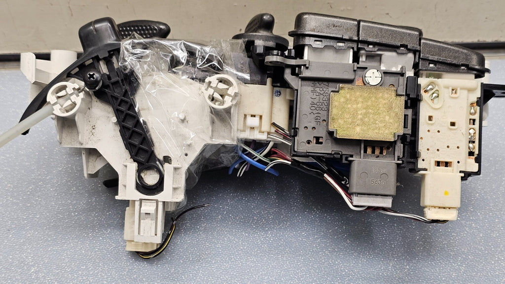 04-05 Toyota Yaris Dash Heater AC Tempreture Climate Control Module Conditioning
