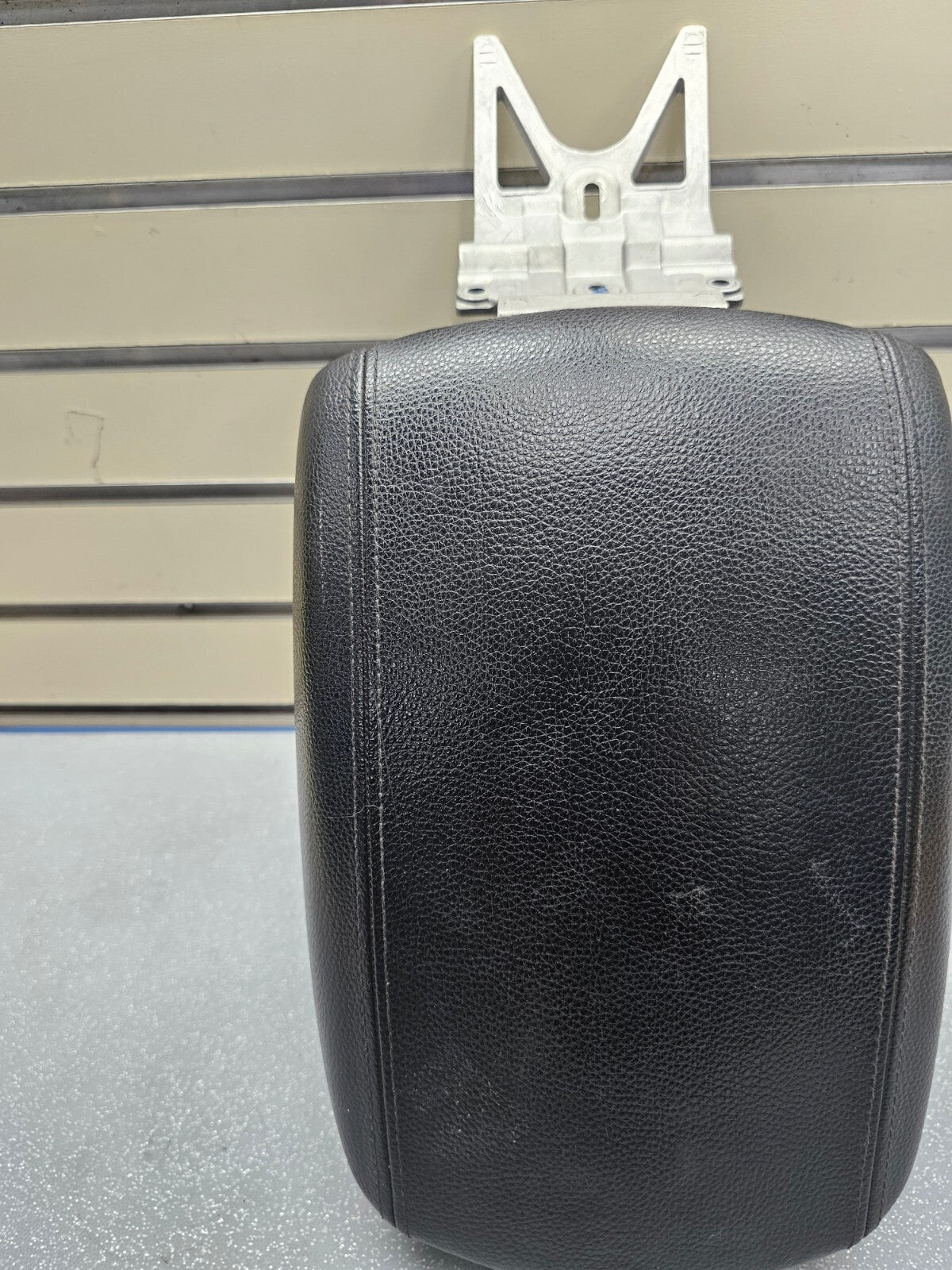🔥09-11 Kia Borrego Center Console Leather Armrest Lid Cover Assembly Black OEM