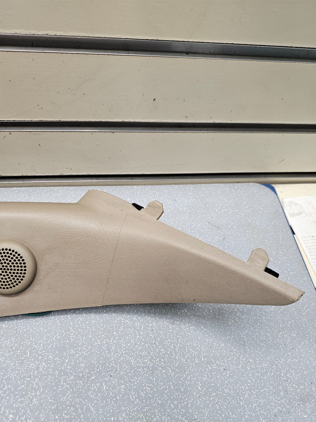 99-06 SILVERADO SIERRA Roof Molding A PILLAR Trim RIGHT Pass Speak LIGHT TAN p3