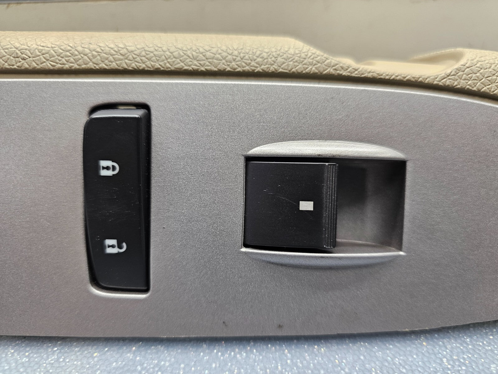 07-10 SILVERADO SIERRA PASSENGER RIGHT SIDE POWER WINDOW SWITCH SILVER/TAN WS47