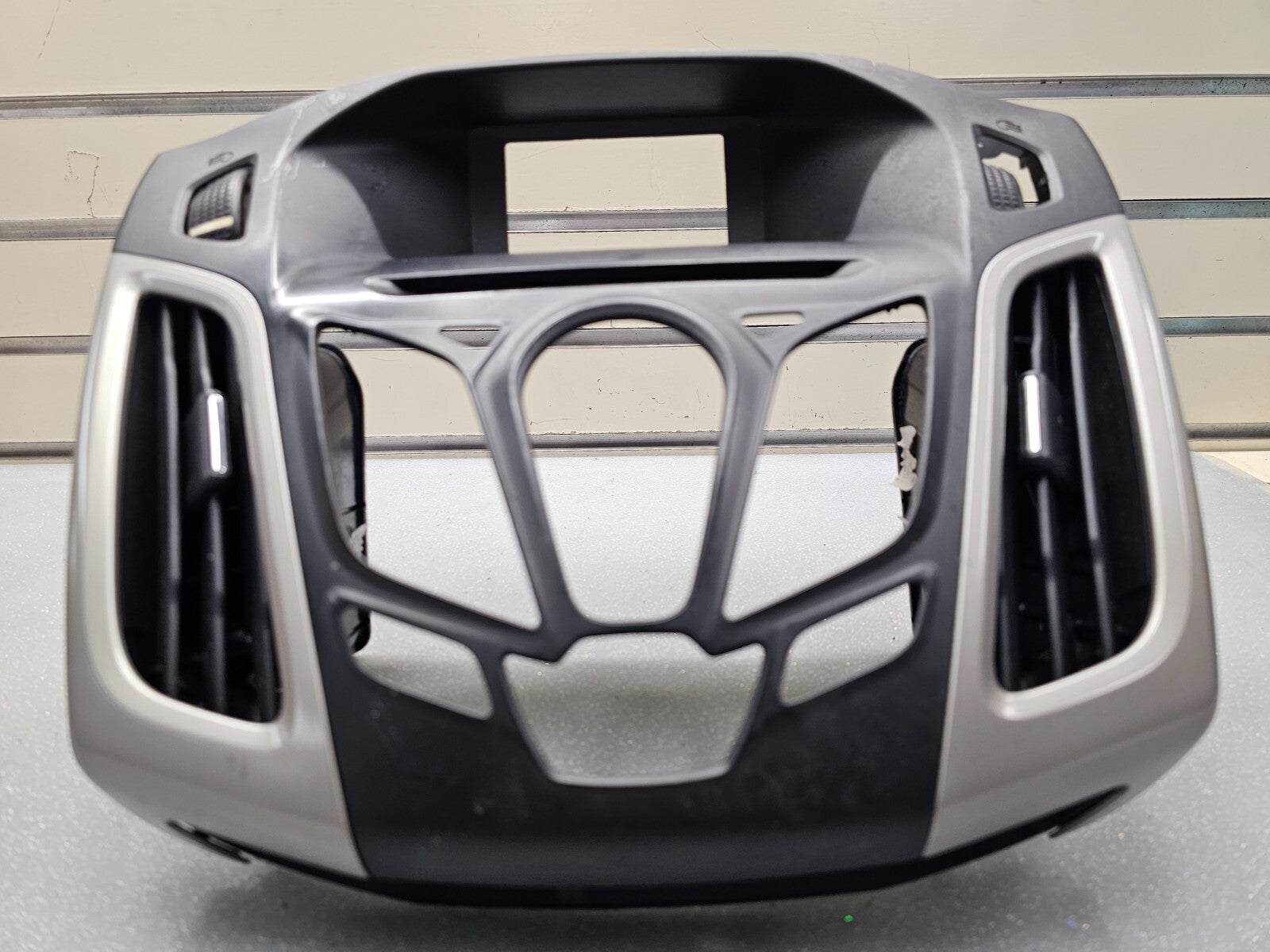🔥12-14 FORD FOCUS CENTER DASH RADIO DISPLAY PANEL SUUROUND BEZEL TRIM SILVER