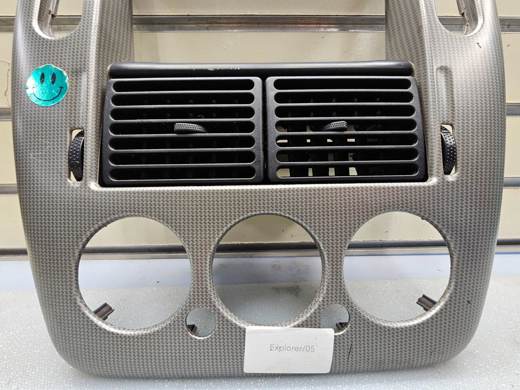 02-05 FORD EXPLORER RADIO CLIMATE TEMPERATURE CONTROL BEZEL Carbon Fiber Silver