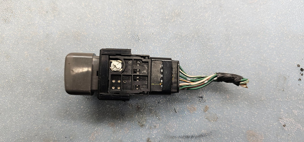 98-02 COROLLA 05-10 AVALON HAZARD EMERGENCY LIGHT SWITCH DRIVER ASSEMBLY BLACK