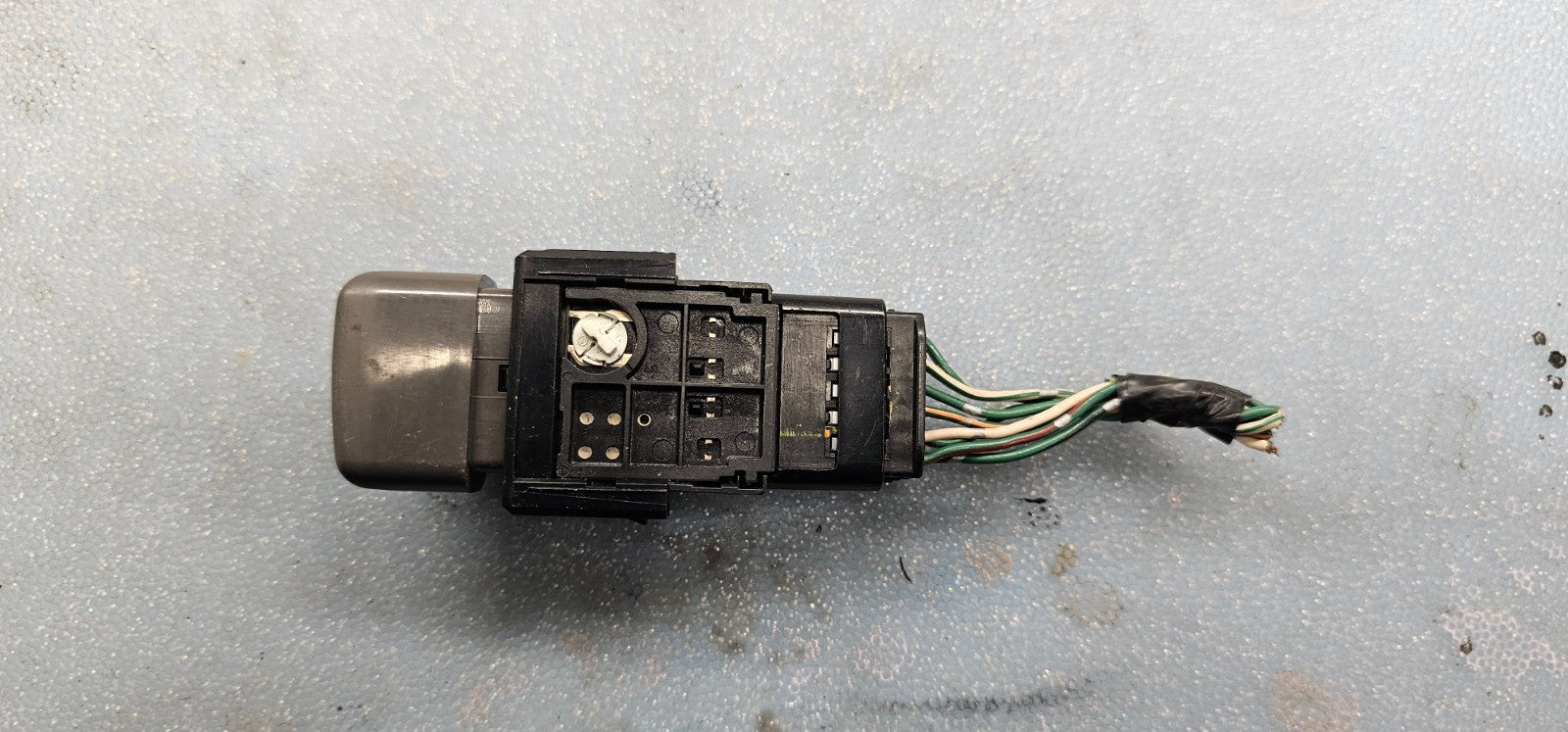 98-02 COROLLA 05-10 AVALON HAZARD EMERGENCY LIGHT SWITCH DRIVER ASSEMBLY BLACK