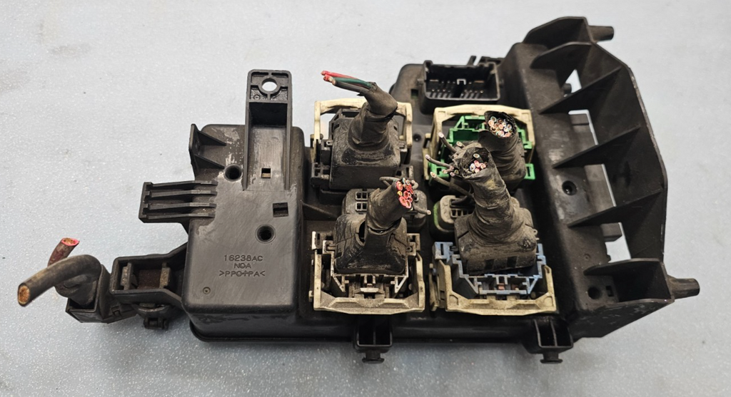 🔥02-05 DODGE RAM INTEGRATED POWER DISTRIBUTION MODULE FUSE BOX OEM