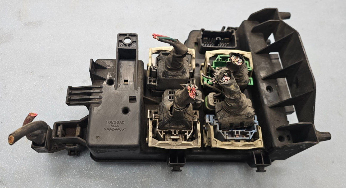🔥02-05 DODGE RAM INTEGRATED POWER DISTRIBUTION MODULE FUSE BOX OEM