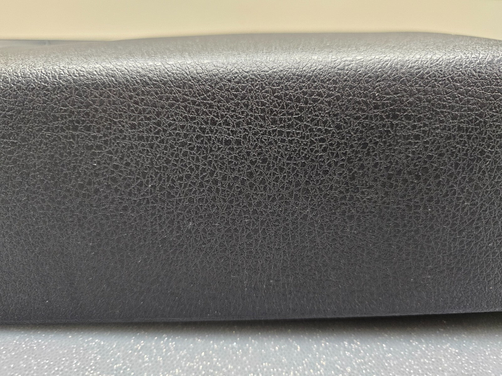 04-08 FORD F150 LARIAT FLOOR CENTER CONSOLE COLUMN SHIFT ARM REST LID TOP BLACK