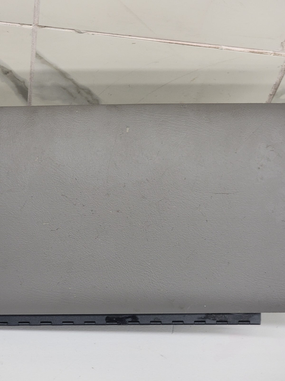 2002-2006 CADILLAC ESCALADE GLOVE BOX  DASH STORAGE COMPARTMENT OE LIGHT GRAY G9