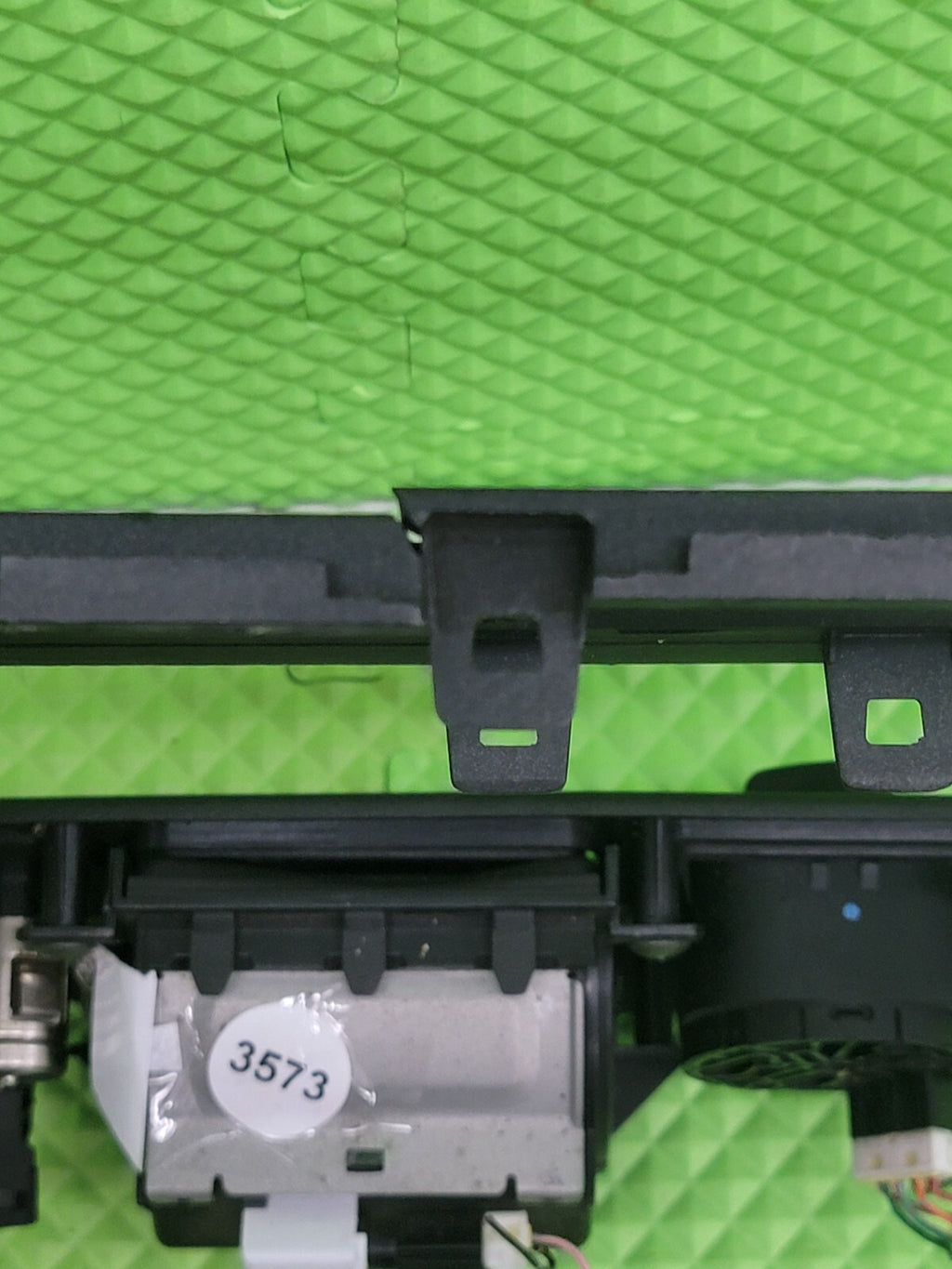 01-04 Nissan Pathfinder INFINITI QX4 Dash Radio BEZEL Center Trim BLACK B19