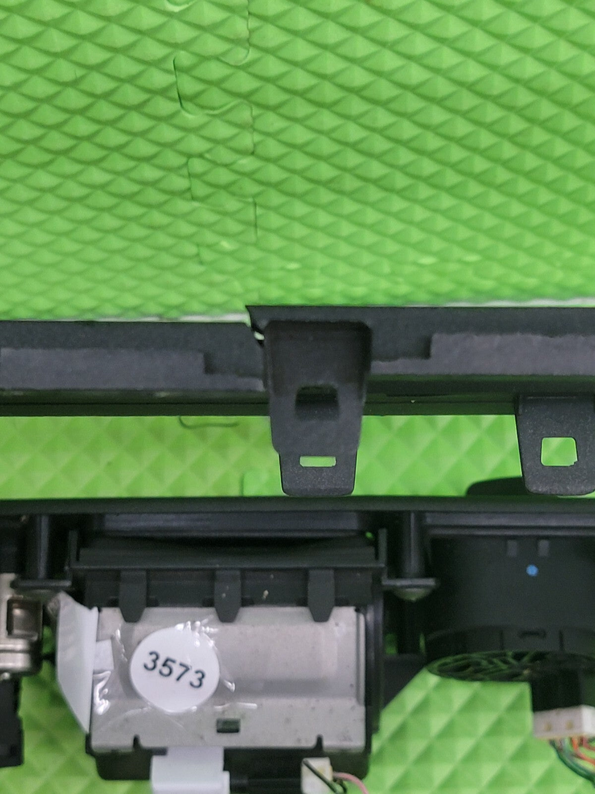 01-04 Nissan Pathfinder INFINITI QX4 Dash Radio BEZEL Center Trim BLACK B19