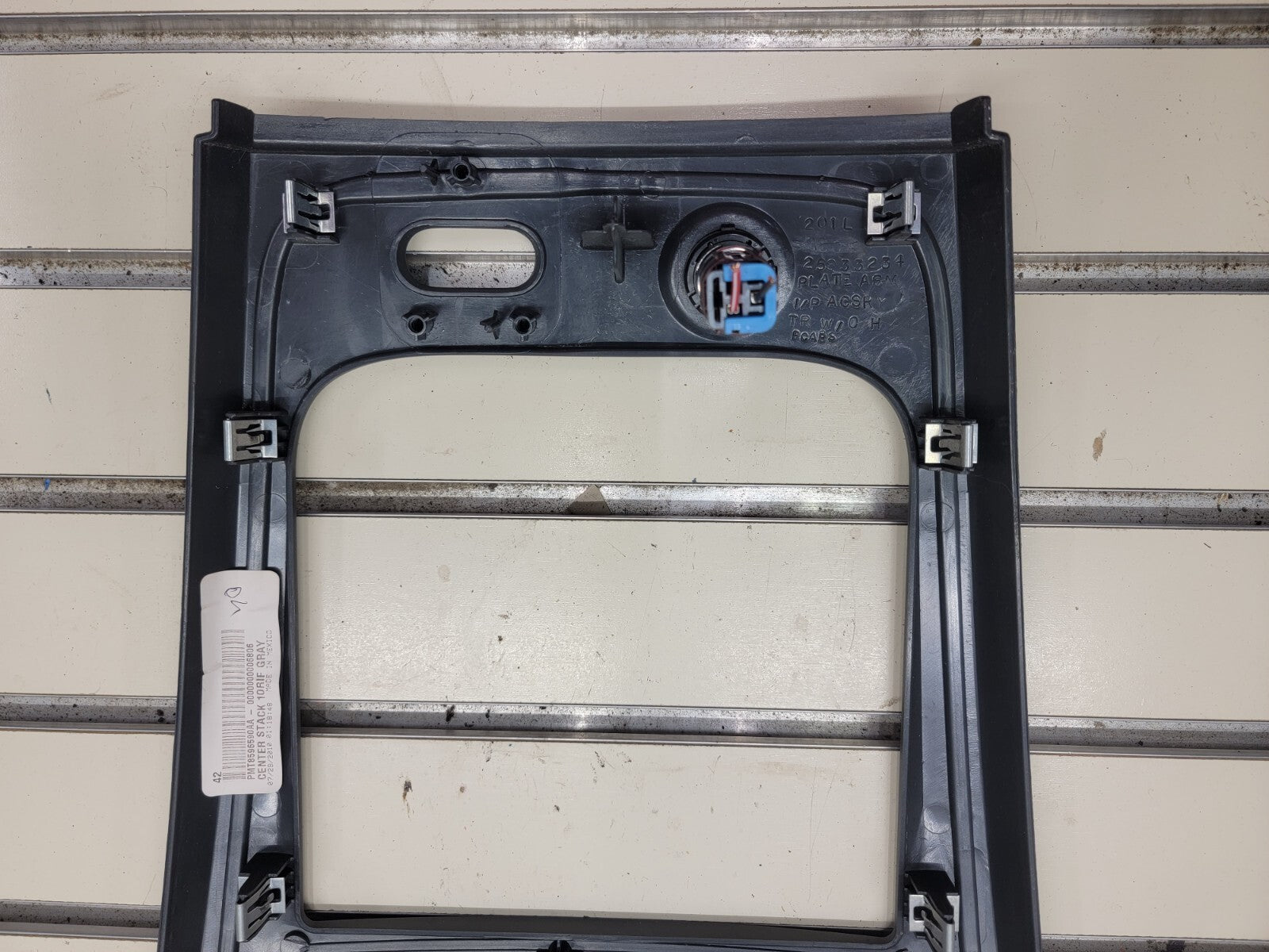 🔥2006-2011 Chevrolet HHR Center Dash Radio Trim w Vents B37 grey