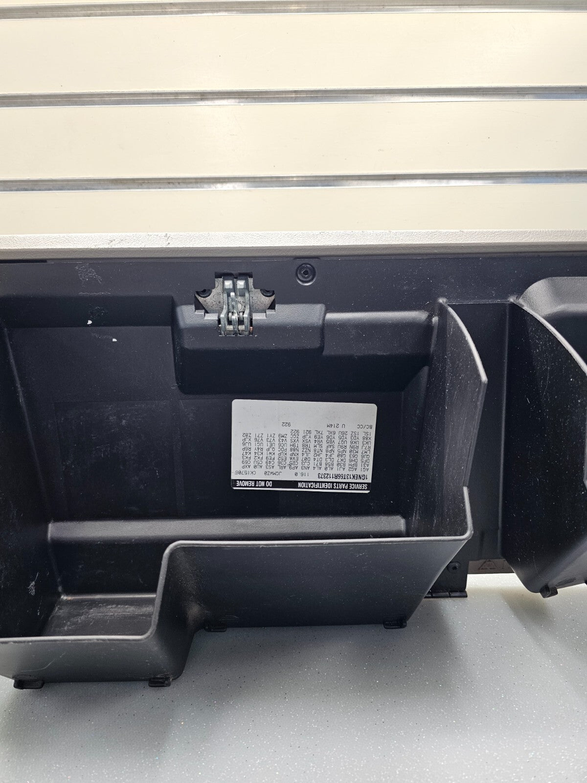 99-06SILVERADO SIERRA Dash GLOVE BOX Storage Compartment Door Assembly LT GRAYG3