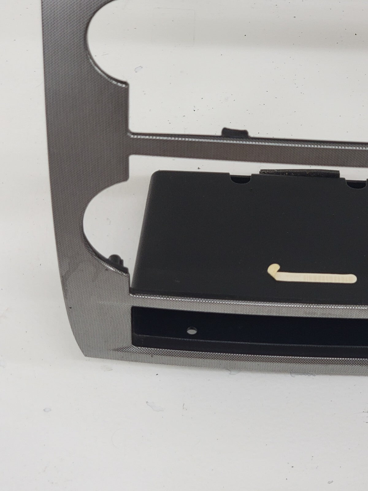 05-07 CHRYSLER 300 RADIO BEZEL CENTER AIR VENTS Storage CARBON SILVER B16