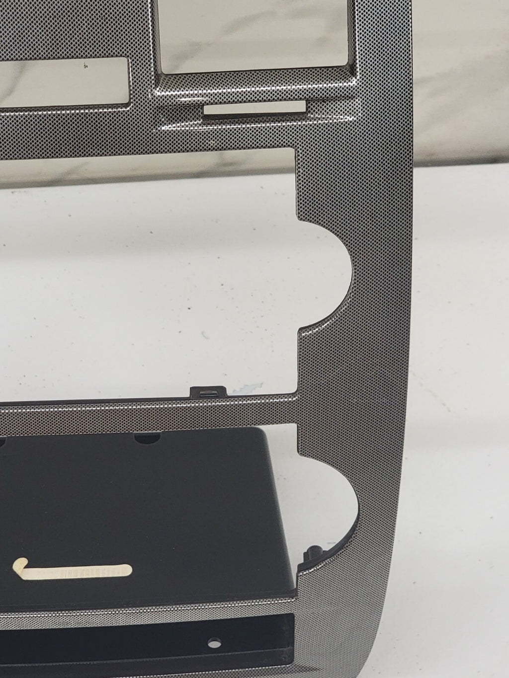 05-07 CHRYSLER 300 RADIO BEZEL CENTER AIR VENTS Storage CARBON SILVER B16