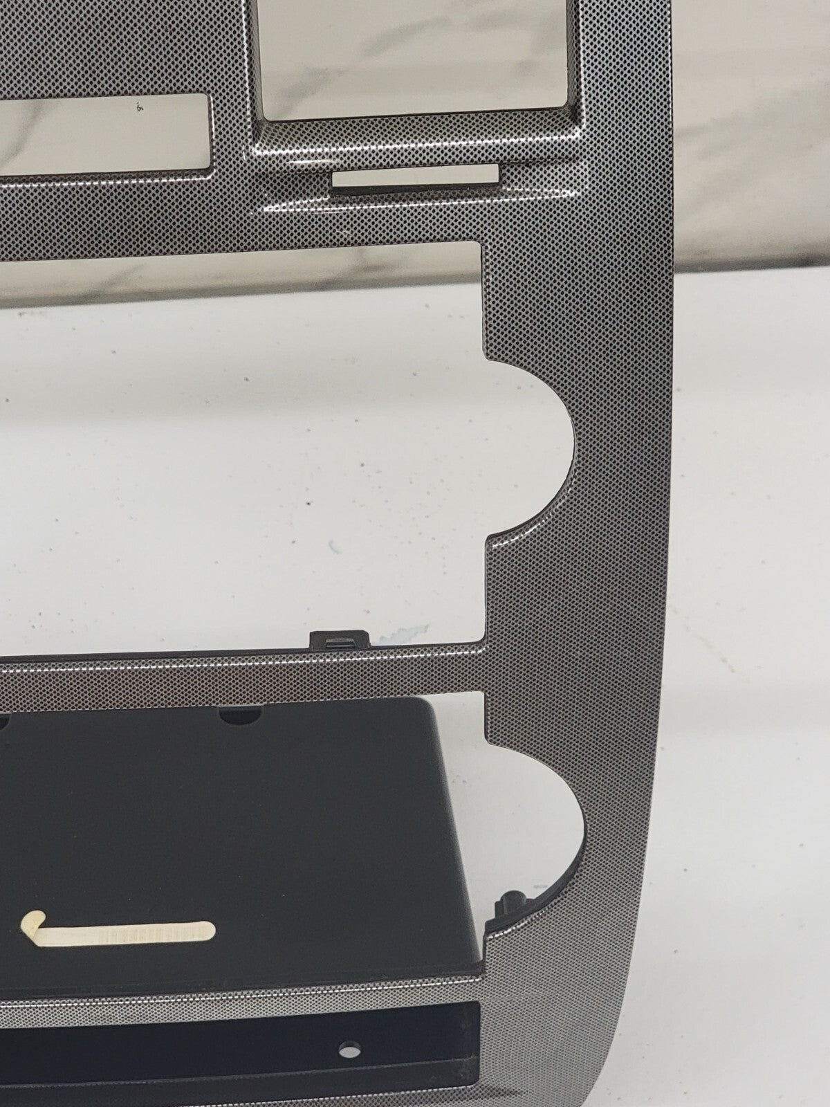 05-07 CHRYSLER 300 RADIO BEZEL CENTER AIR VENTS Storage CARBON SILVER B16