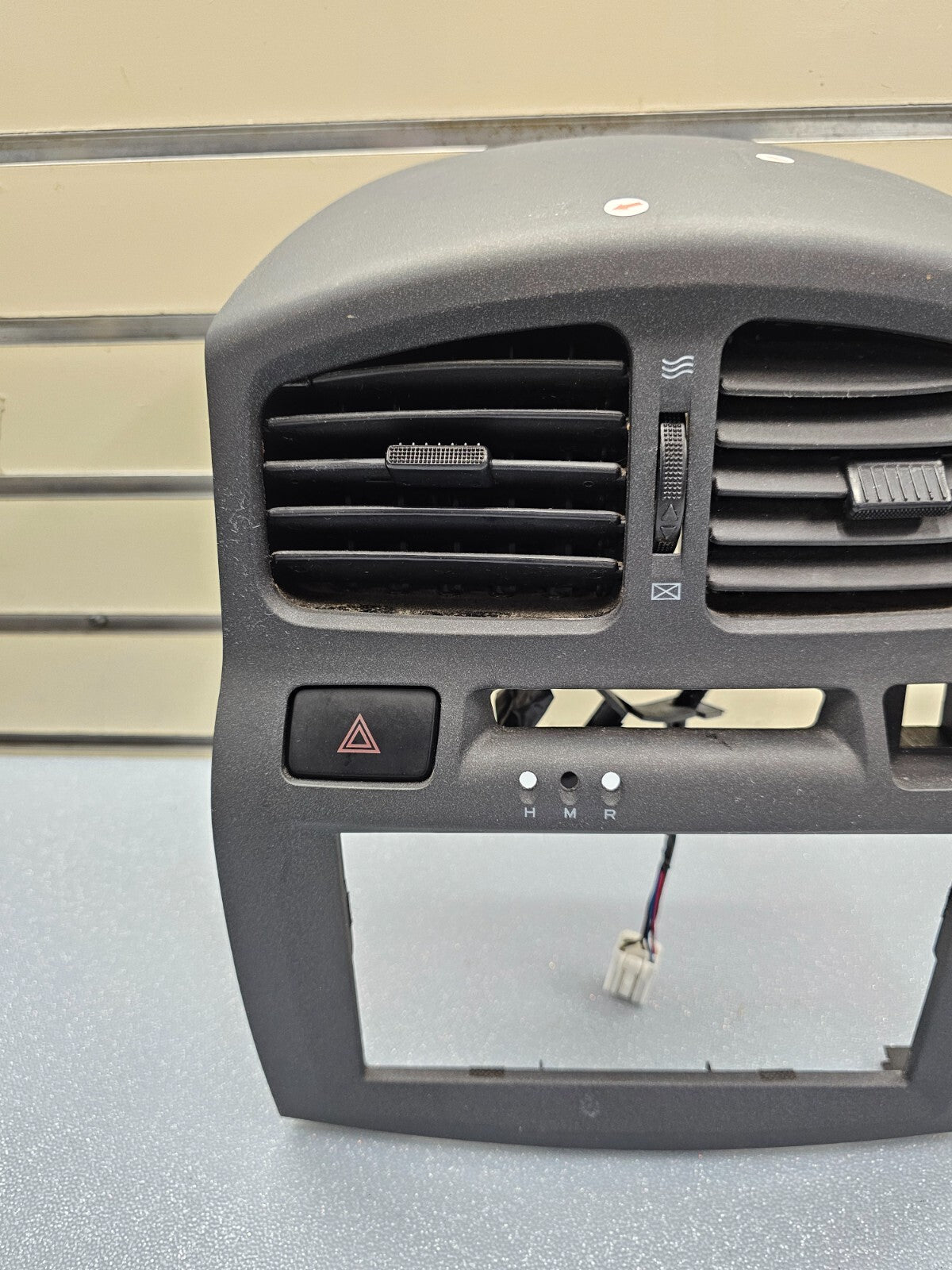 🔥01-06 HYUNDAI SANTA FE CENTER DASH AM FM RADIO STEREO TRIM PANEL BEZEL GRAY