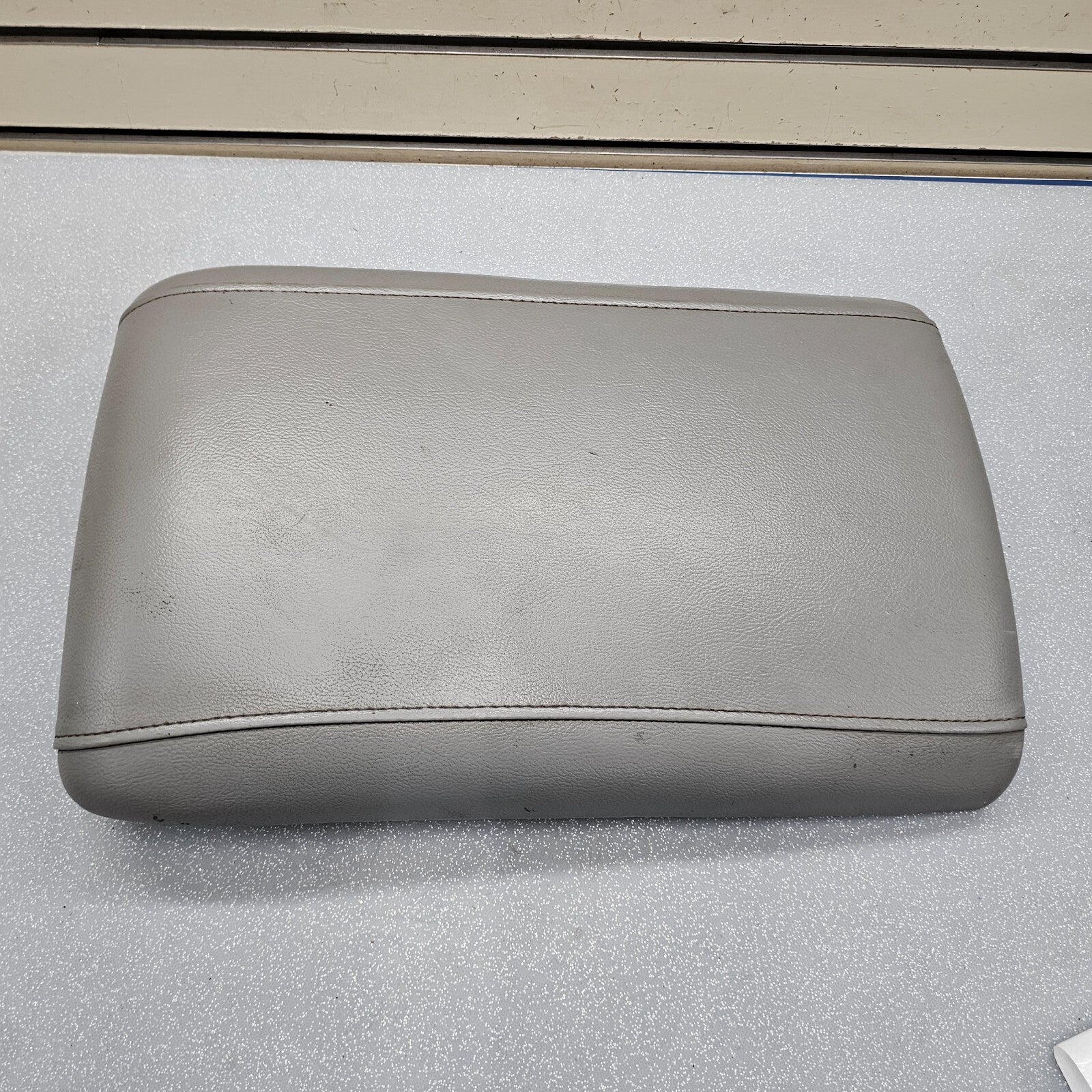 03-06 EXPEDITION Center Console Arm Rest Storage Cover Top Pad Lid Assembly Gray