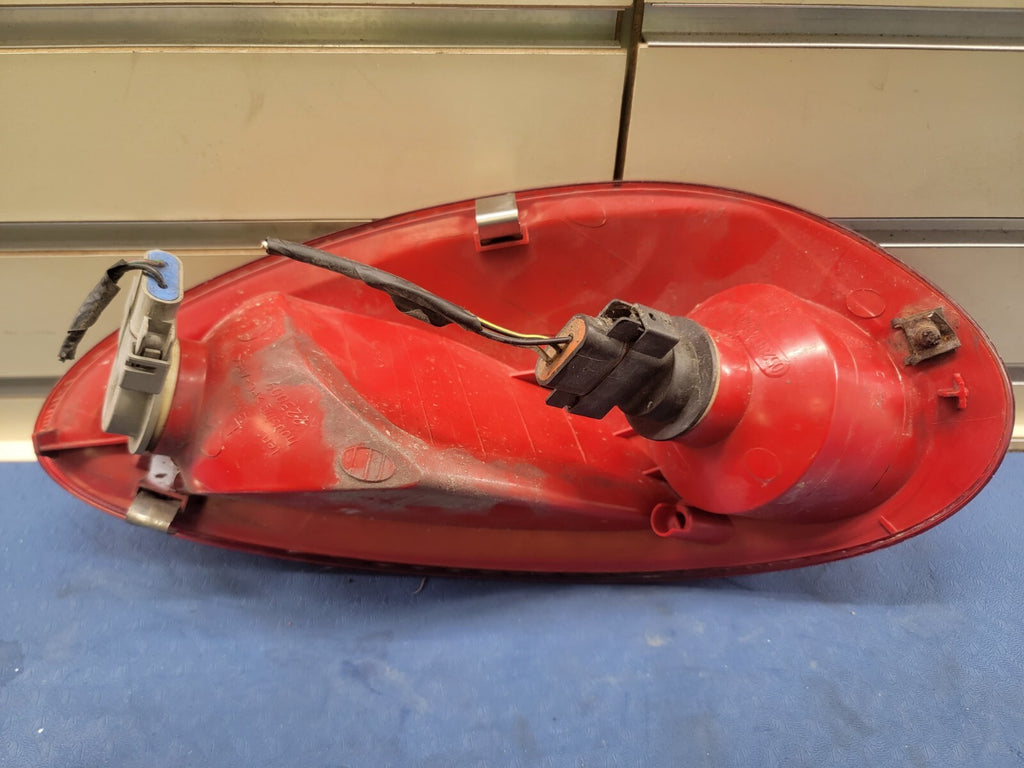 2001-2005 Chrysler Pt Cruiser Passenger Right Side Tail Light OEM Assembly