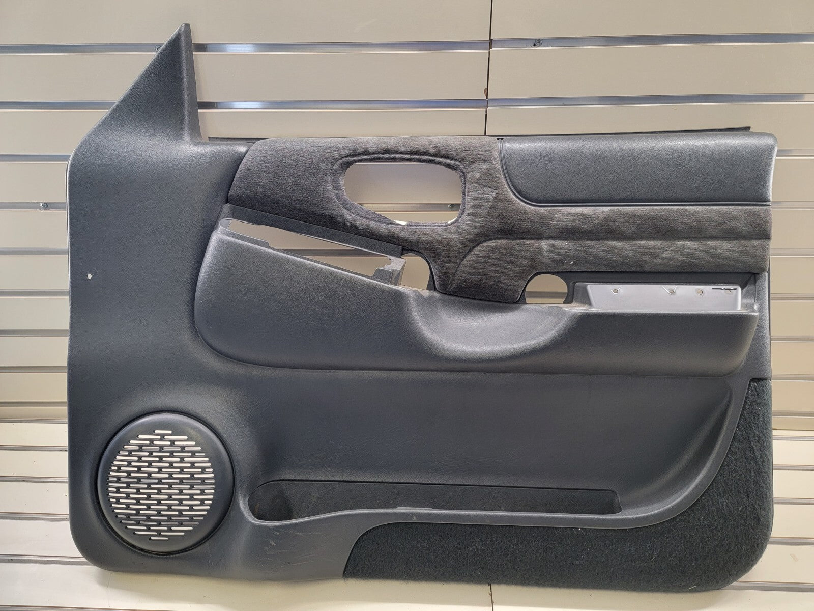 98-04 Chevy Blazer Jimmy S-10 GMC Sonoma Front Door Panel Auto right side BLACK