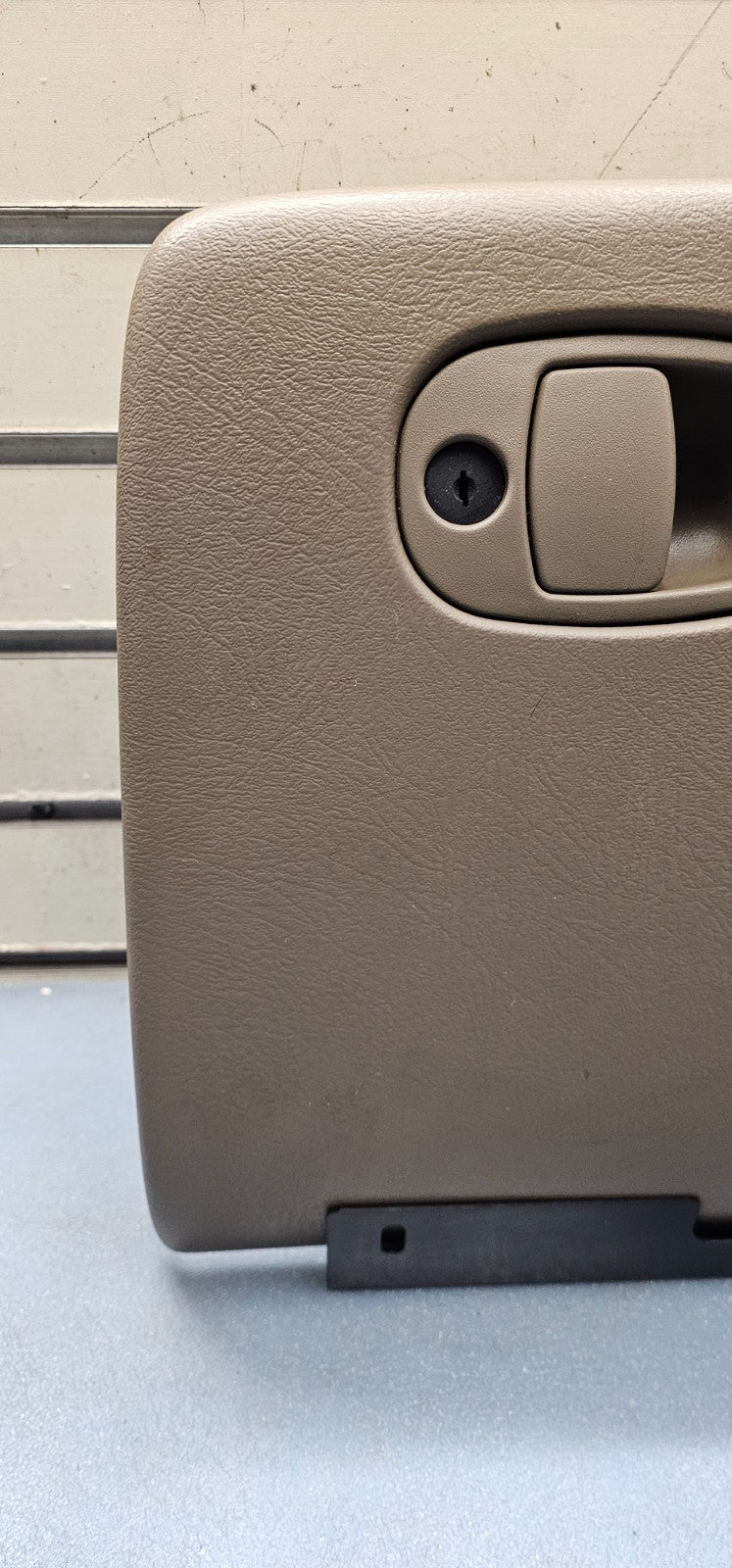 02-05 trailblazer Envoy Rainier Dash Glove Box Storage Compartment Assembly Tan