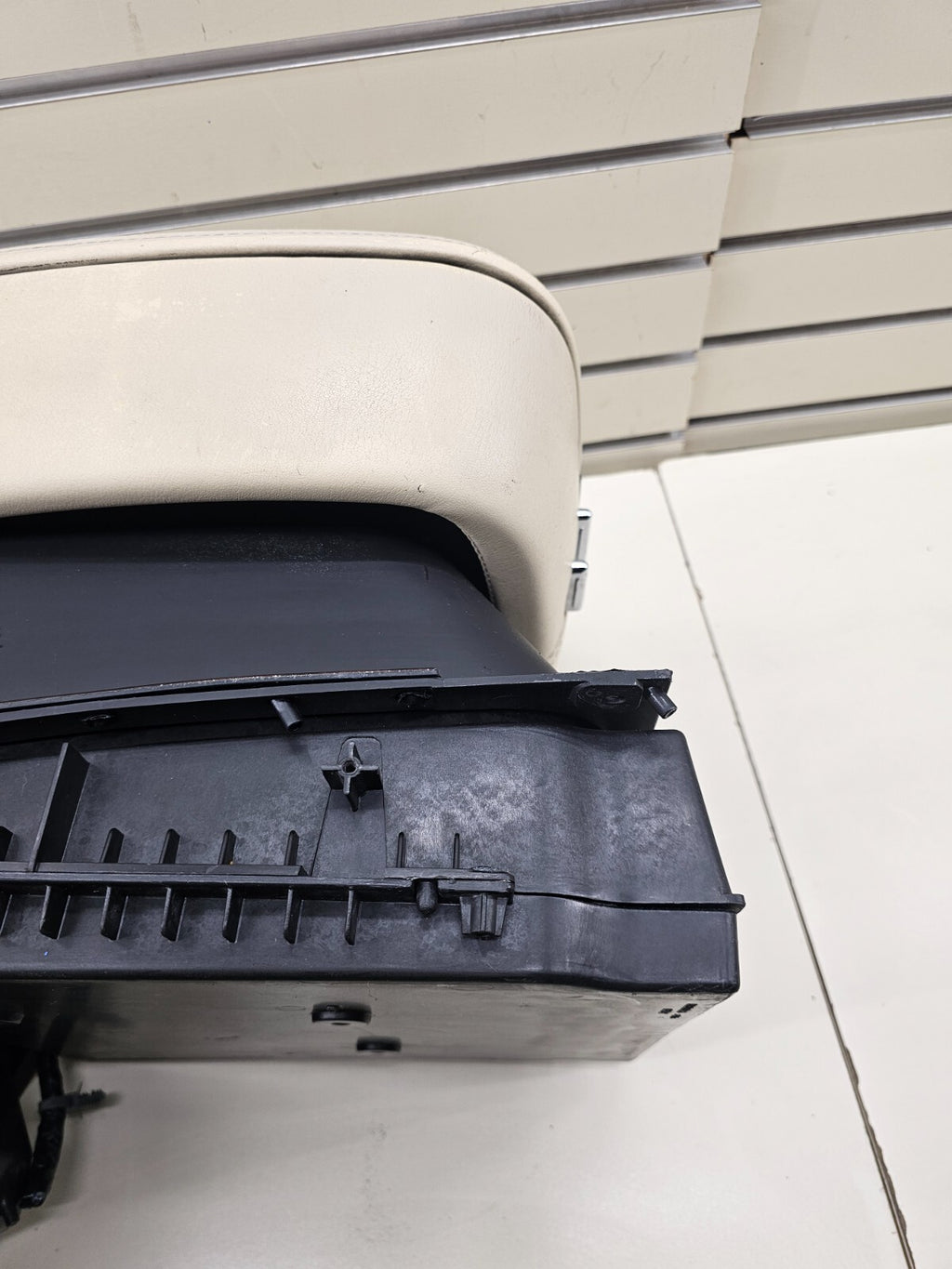 🔥07-08 CADILLAC ESCALADE ESV CENTER FLOOR CONSOLE ARM REST PANEL LIGHT TAN OEM