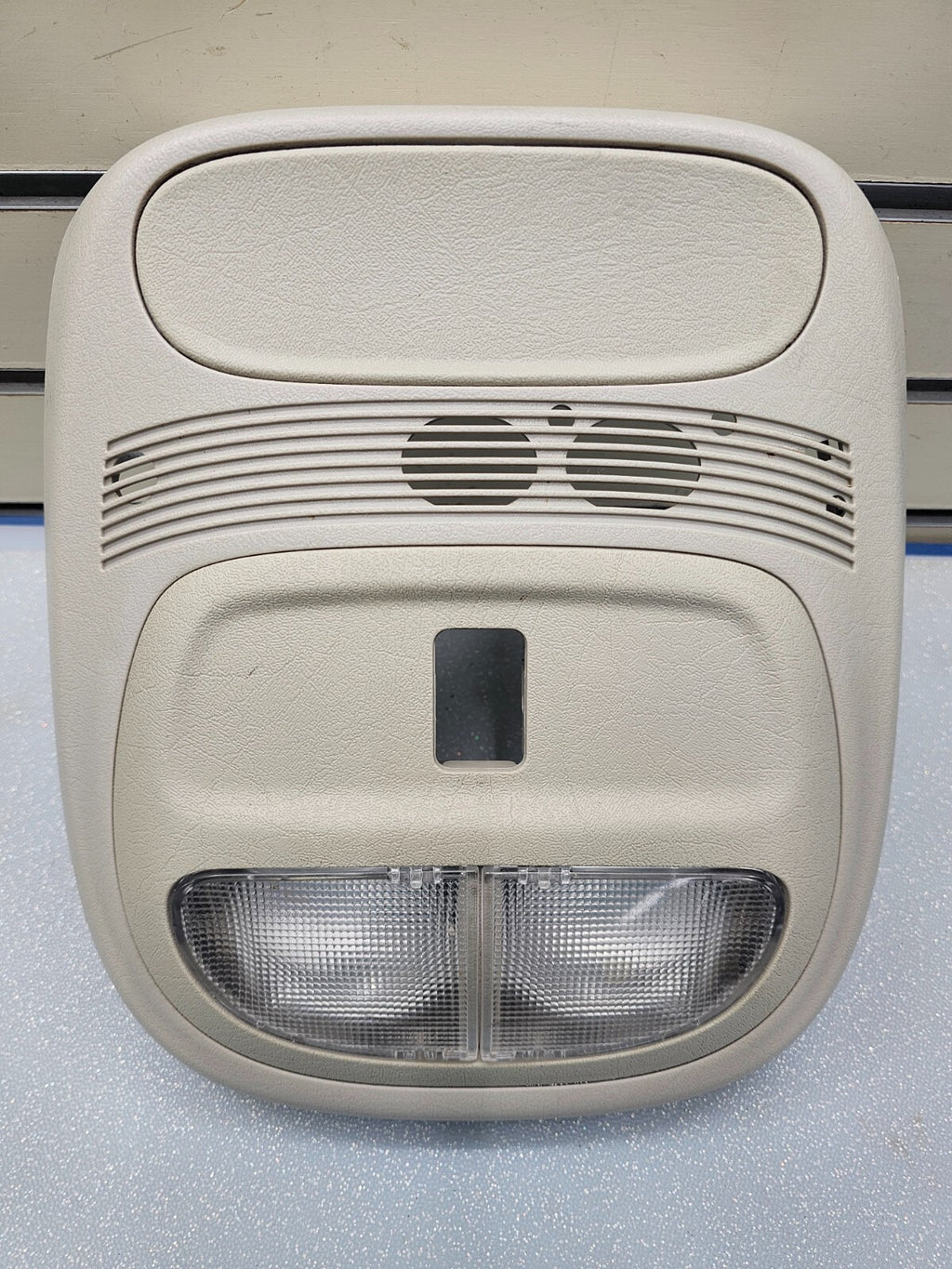2002-2009 CHEVY TRAILBLAZER OVERHEAD CONSOLE DOME LIGHT MAP COMPARTMENT GRAY