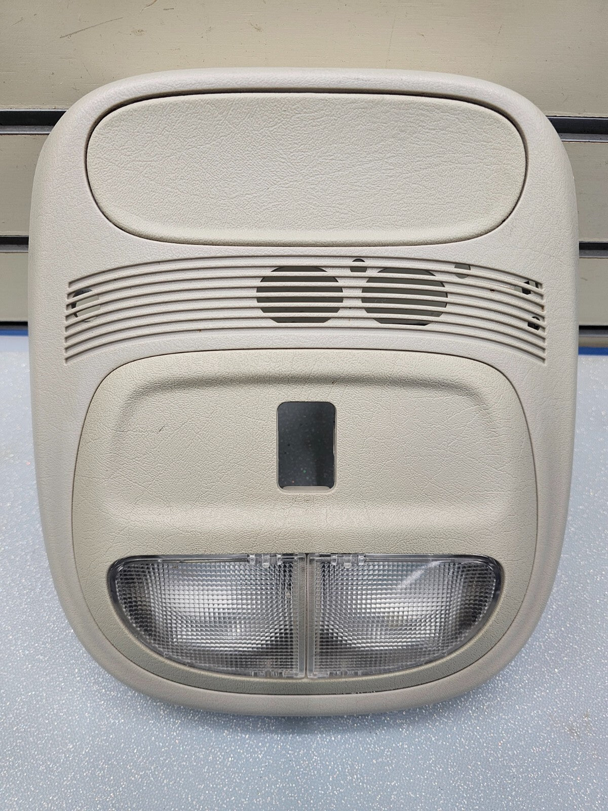 2002-2009 CHEVY TRAILBLAZER OVERHEAD CONSOLE DOME LIGHT MAP COMPARTMENT GRAY