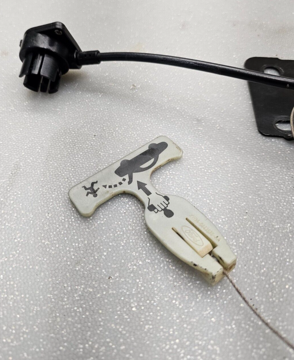 03-06 Lincoln Town Car Trunk Latch Release Actuator Deck Lid Door Lock Assembly