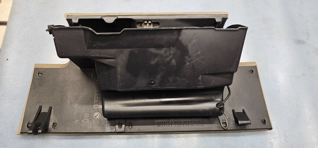95-99 CHEVY GMC TRUCK SILVERADOC/K Glove Box Storage Compartment Assembly TAN G2