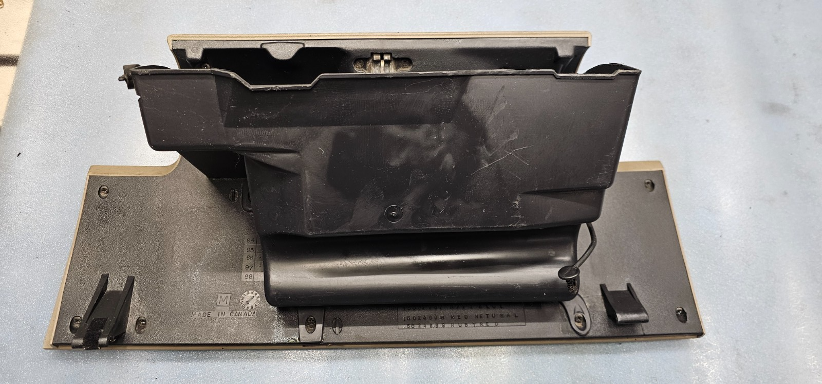 95-99 CHEVY GMC TRUCK SILVERADOC/K Glove Box Storage Compartment Assembly TAN G2