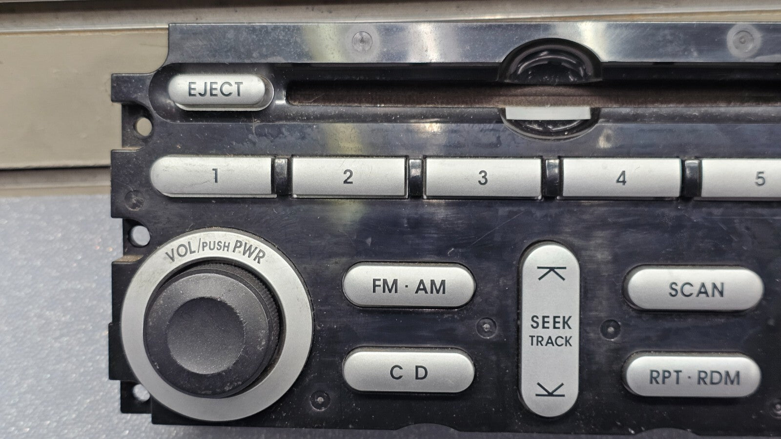 06-08 Mitsubishi ENDEAVOR Dash AM FM Radio CD Player Control Stereo Assembly OEM