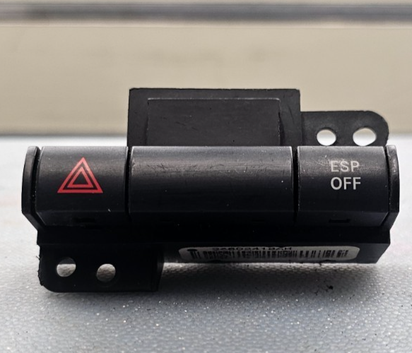 🔥05-10 Chrysler 300 Grand Caravan Hazard Warning Light Control Switch Assembly