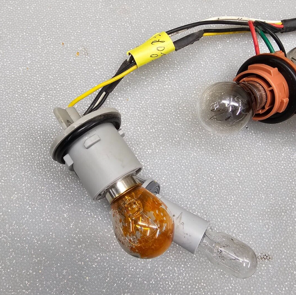 🔥2006-2012 KIA SEDONA TAIL LIGHT BREAK LIGHT ASSEMBLY BULB SOCKET HARNESS