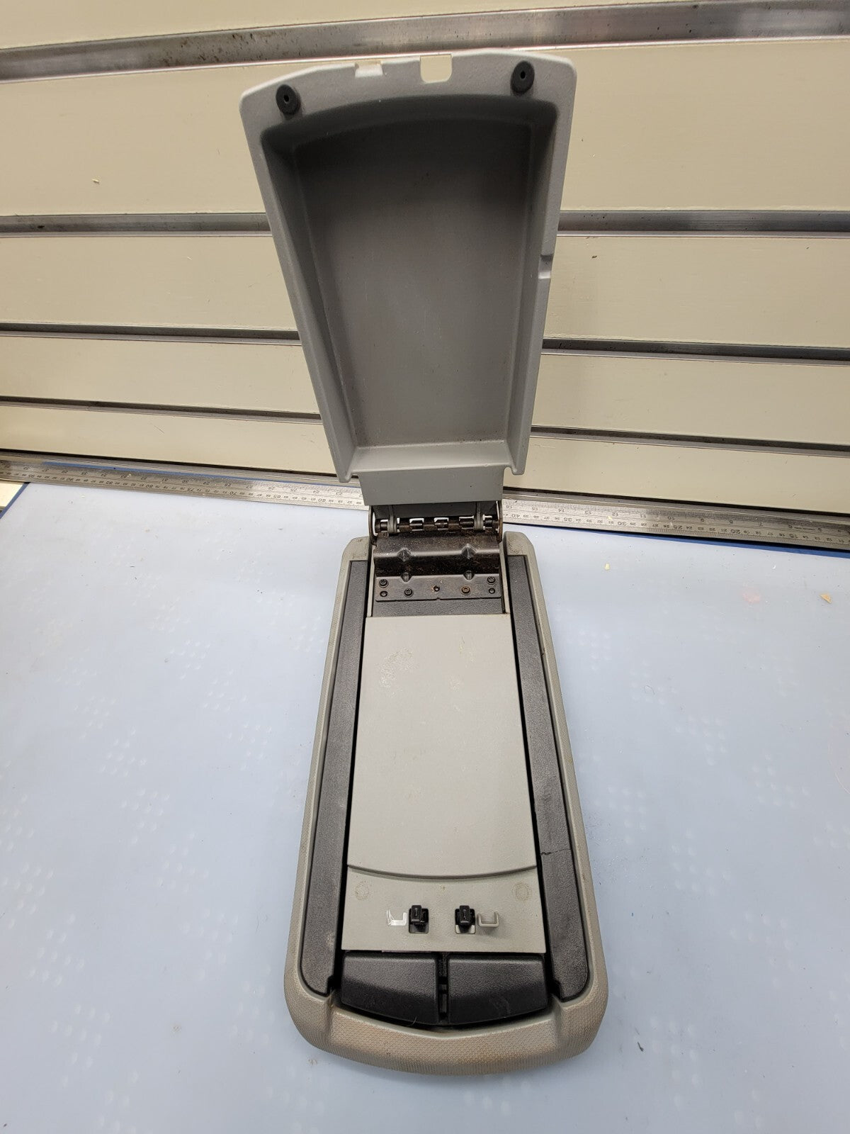 🔥08 - 10 DODGE AVENGER/CHRYSLER SEBRING CENTER CONSOLE & ARM RESTER LID GRAY
