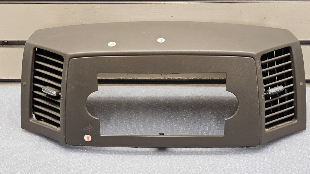 🔥05-07 Jeep Grand Cherokee Dash Radio Stereo Display Bezel Trim Panel TAN B30