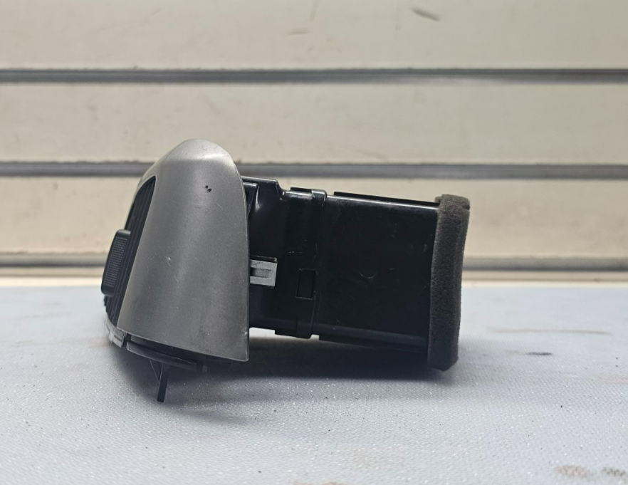 06-12 Kia Sedona Carnival Front Left Passenger Dash AC Air Vent Assembly Silver